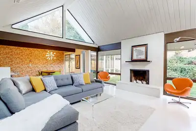 Image de Mcm home with atrium & yoga area near Nike Hq, Intel & Washington Square Mall