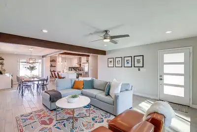Image de 2 Mi to Old Town: Modern Scottsdale Home