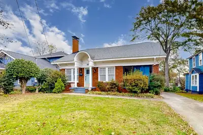 Image de Charming abode in the city with a large yard, chef's kitchen, Wfh office, & Ac