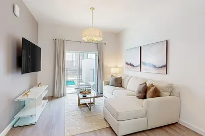 Image de Beautiful, dog-friendly townhome with an enclosed pool & washer/dryer