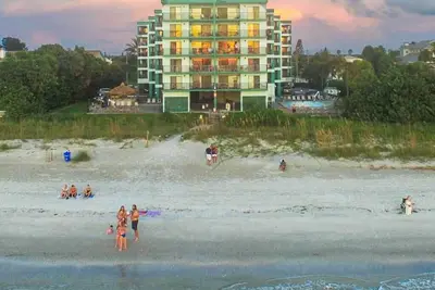 Image de Premier beachfront two bedroom, two bath condo at Cameron Cove.