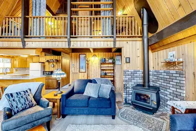 Image de Charming 2-story chalet with deck, garden, wood stove, Deschutes River access