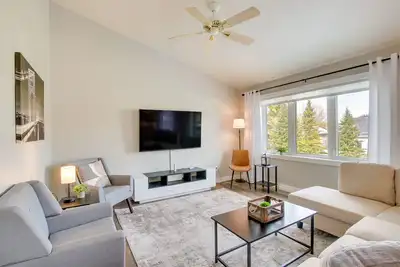 Image de Bright Little Chute Condo w/ Deck & Yard!