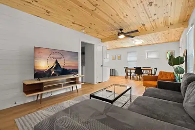 Image de Beautiful Downtown Home! Perfect for Long Stays!