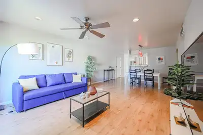 Image de Grand Full 2 Br Condo W/Heated Pool Across Mall & Bars
