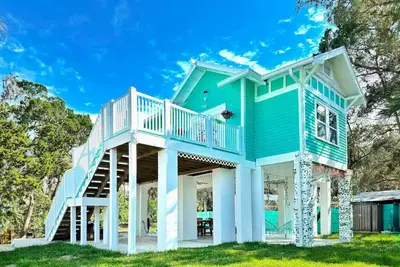 Image de Riverside Cozy Treehouse, Outdoor Movie & Firepit