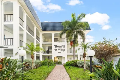 Image de Simply step across the street from this condo to reach Florida's premier beach!