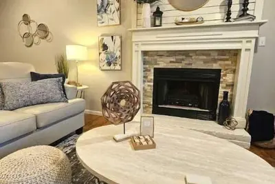 Image de A Time to Unwind: Cozy Beautiful Elec Fireplace with King Bed