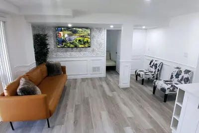 Image de ❤ City-View Apartment with Hot Tub (3 Bedrooms) ❤