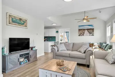 Image de Salty Little Beach House-3br2ba, sleeps 10, Newly Remodeled!