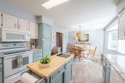 Image de Golf Community Near Lakes and Nested in the Middle of Mountain Home
