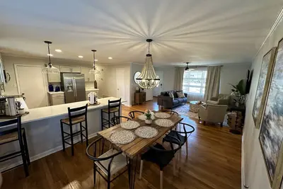 Image de Luxurious-Stylish Modern Home Close to Downtown Raleigh!