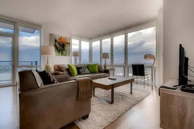 Image de Modern 2br | Rooftop pool | Full Kitchen | by Gls