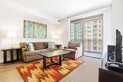 Image de Upscale 2br | Work from Home | Kitchen