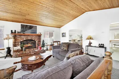 Image de Divine Chateau at Big Bear- Hot Tub- Modern- Central-