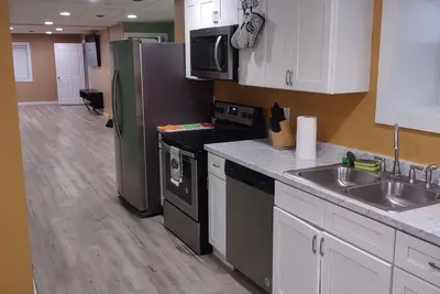 Image de Cozy unique apartment nestled in the heart of downtown Elmira.