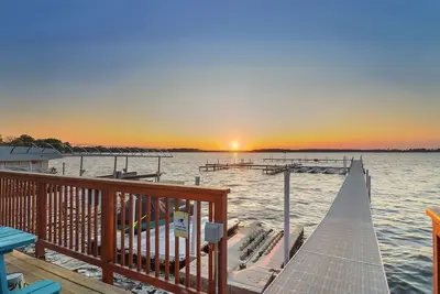 Image de Chain O' Lakes Beach Penthouse Sunset View and Boat Dock