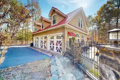 Image de Sprawling property with a pool, hot tub, fireplaces, grill, retro bedroom, & Ac