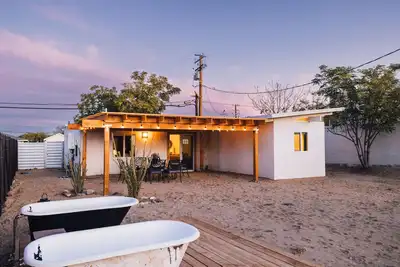 Image de Downtown Joshua Tree, Outdoor Tubs\n