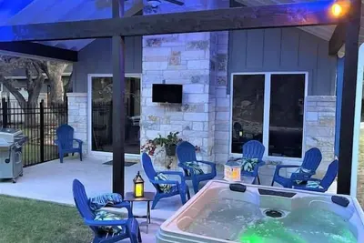 Image de Home at Lake Travis w/ Hot Tub by Barclé Group