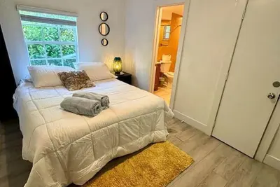 Image de Private & Centrally located, parking, laundry