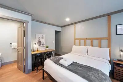 Image de Charming, Updated Double Queen on Stateline - Blue Jay Lodge