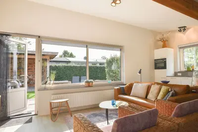 Image de Maison près de plage avec jardin