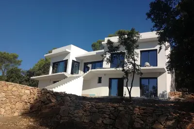 Image de Villa architecturale avec piscine