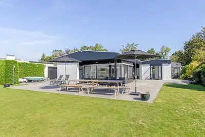 Image de Villa spacieuse à Kamperland près du lac