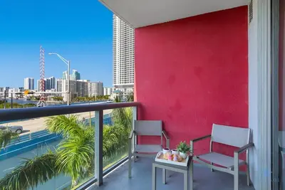 Image de Modern Apartment w/Balcony + Near Beach + Pool