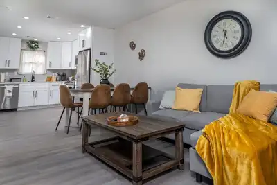 Image de Newly Renovated 2ba/2 Private Baths Rustic Oakwood Townhouse