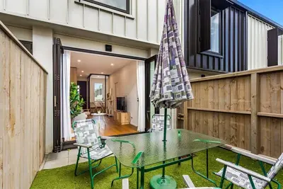 Image de Fresh & sleek Grey Lynn unit with private patio