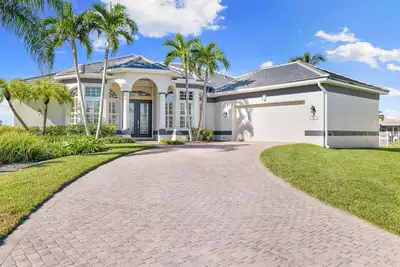 Image de Enjoy own small beach w hammock, perfect location freshly renovated ins. and out