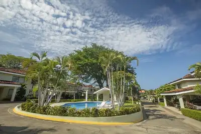 Image de Three Bedroom Sunny Townhome
