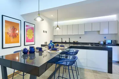 Image de Large and modern 2-bedroom apartment with kitchen C2