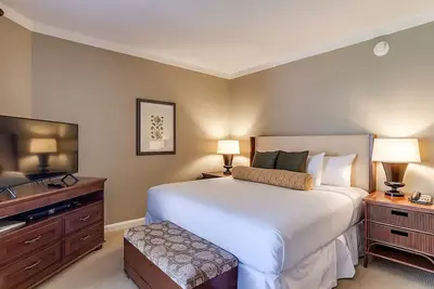 Image de Beachfront Retreat: Elegant Views w/ Full Kitchen. Onsite Free Parking and Pool!