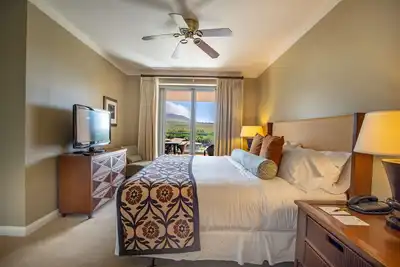 Image de Beachfront Retreat: Elegant Views w/ Full Kitchen. Onsite Free Parking and Pool!
