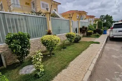 Image de House with pool in a thriving and diverse district.