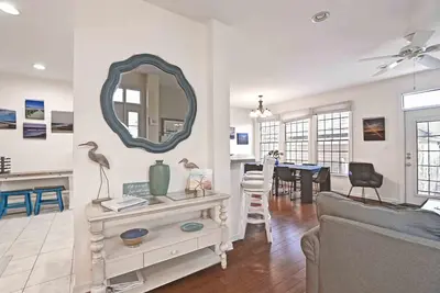 Image de Beautiful and Spacious 5 Bed Townhome, end unit, located in the Bear Trap Dunes Community! Game Room, Wifi, Pools, Shuttle to the Beach, and more!