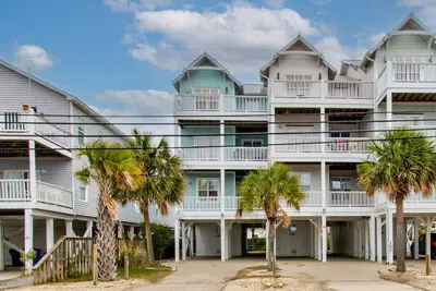 Image de 🐢TipSea Turtle-Family Friendly-Short Walk to Beach, Ocean Views🌊