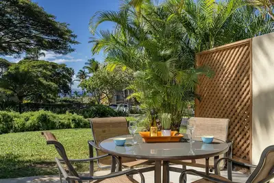 Image de Stylish 1bd condo, lanai peek a boo ocean views