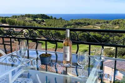Image de T3 vue mer exceptionnelle au domaine de frégate