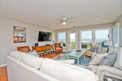 Image de 2 Seasters' Cottage, Almost Oceanfront Duplex in Emerald Isle, Nc!