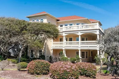 Image de A Paradise Found, Almost Oceanfront House in Pine Knoll Shores, Nc!