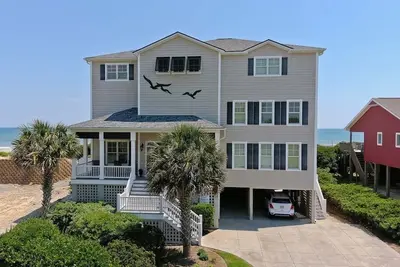 Image de A Sandy Ridge, Oceanfront House in Emerald Isle, Nc!