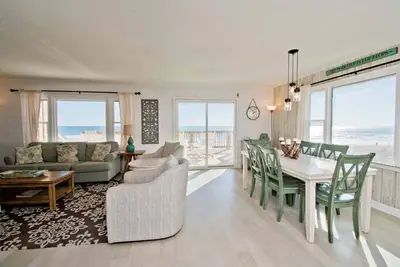 Image de A Wave From it All, Oceanfront Duplex in Emerald Isle, Nc!