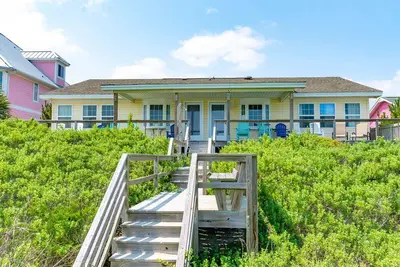 Image de Anniversary Waltz East, Oceanfront Duplex in Emerald Isle, Nc!