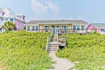 Image de Anniversary Waltz West, Oceanfront Duplex in Emerald Isle, Nc!