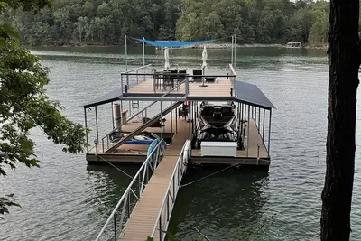 Image de New Rental - Farmhouse Bliss by the Lake