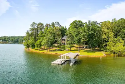 Image de Lakefront home with private dock, kayaks\/Sup, firepit, decks, & Ping-Pong